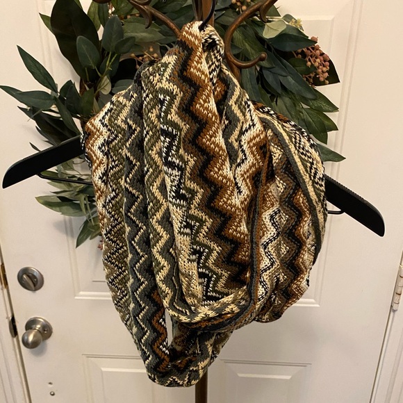 Pretty Earth Tone Colors Chevron Print Knit Infinity Scarf Lightweight - Picture 4 of 7
